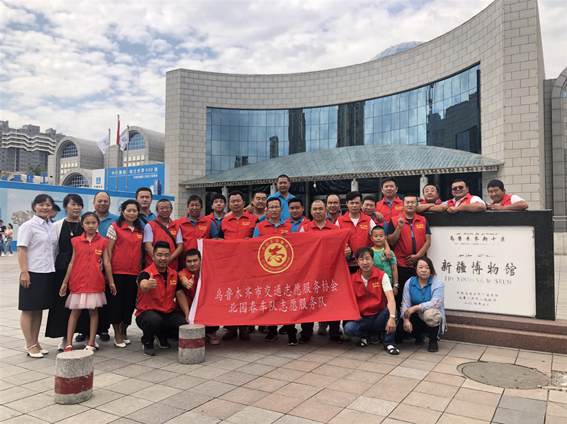 圖為：運輸公司志愿服務(wù)隊在自治區(qū)博物館合影留念_副本.jpg