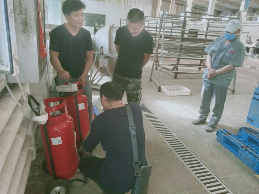 1591074539504991.jpg 圖為:消防驗收小組檢查滅火器_副本.jpg