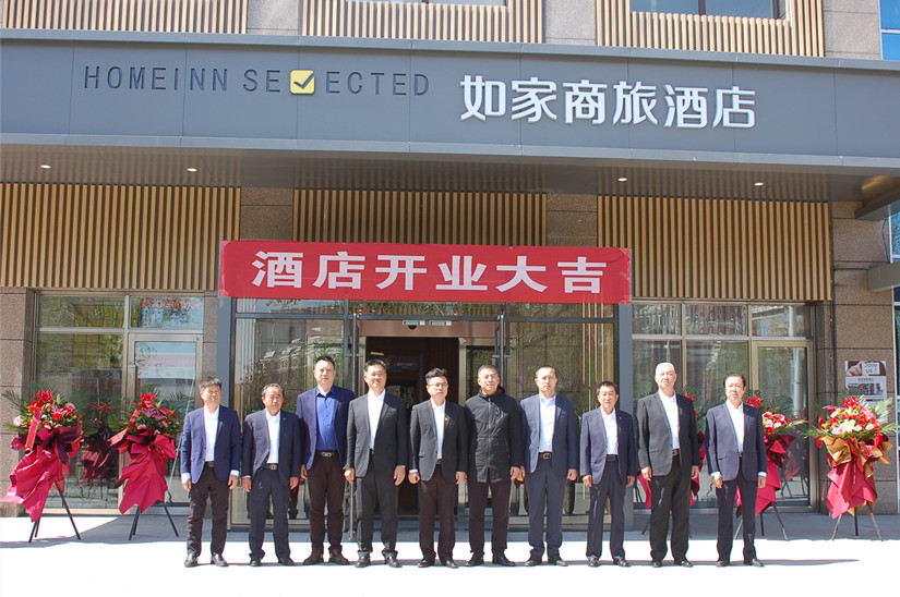 圖為：參加北園春如家金旅酒店開業(yè)剪彩的領導們合影_副本.jpg