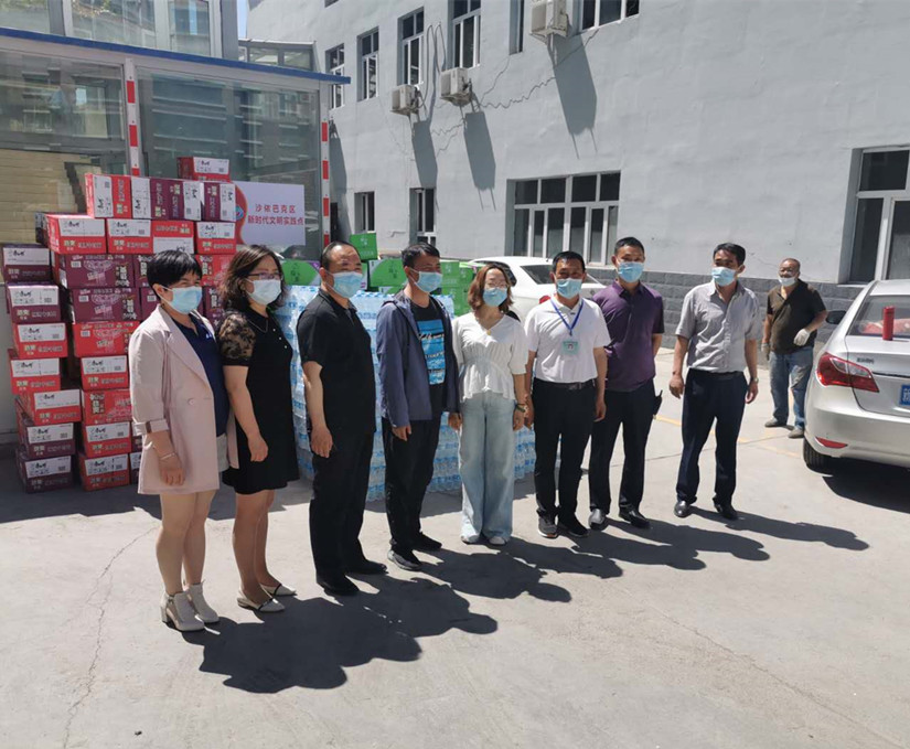 1625174028701367.jpg 圖為:北園春市場領(lǐng)導(dǎo)為環(huán)衛(wèi)工人送慰問品_副本.jpg