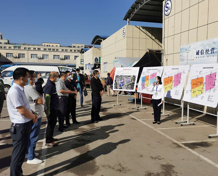 1632979140641367.jpg 圖為:北園春市場副總經(jīng)理陸峰為疫情防控現(xiàn)場推進會講解_副本.jpg