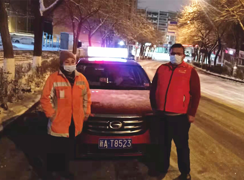 1638266450596802.jpg 圖為:運輸公司“志愿服務(wù)隊”凌晨接送環(huán)衛(wèi)工上崗_副本.jpg